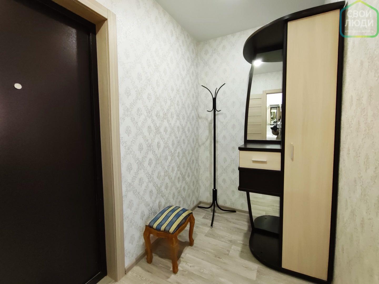 Продается уютная однокомнатная  квартира в перспективном районе города Рязани на улице Зеленая! Квартира расположена на 8 этаже 18-ти этажного кирпичного дома.

Общая площадь  28,4 кв. м. Просторная светлая комната. Уютная кухня. Кухонный гарнитур, диван, стиральная машина остаются новым собственник
