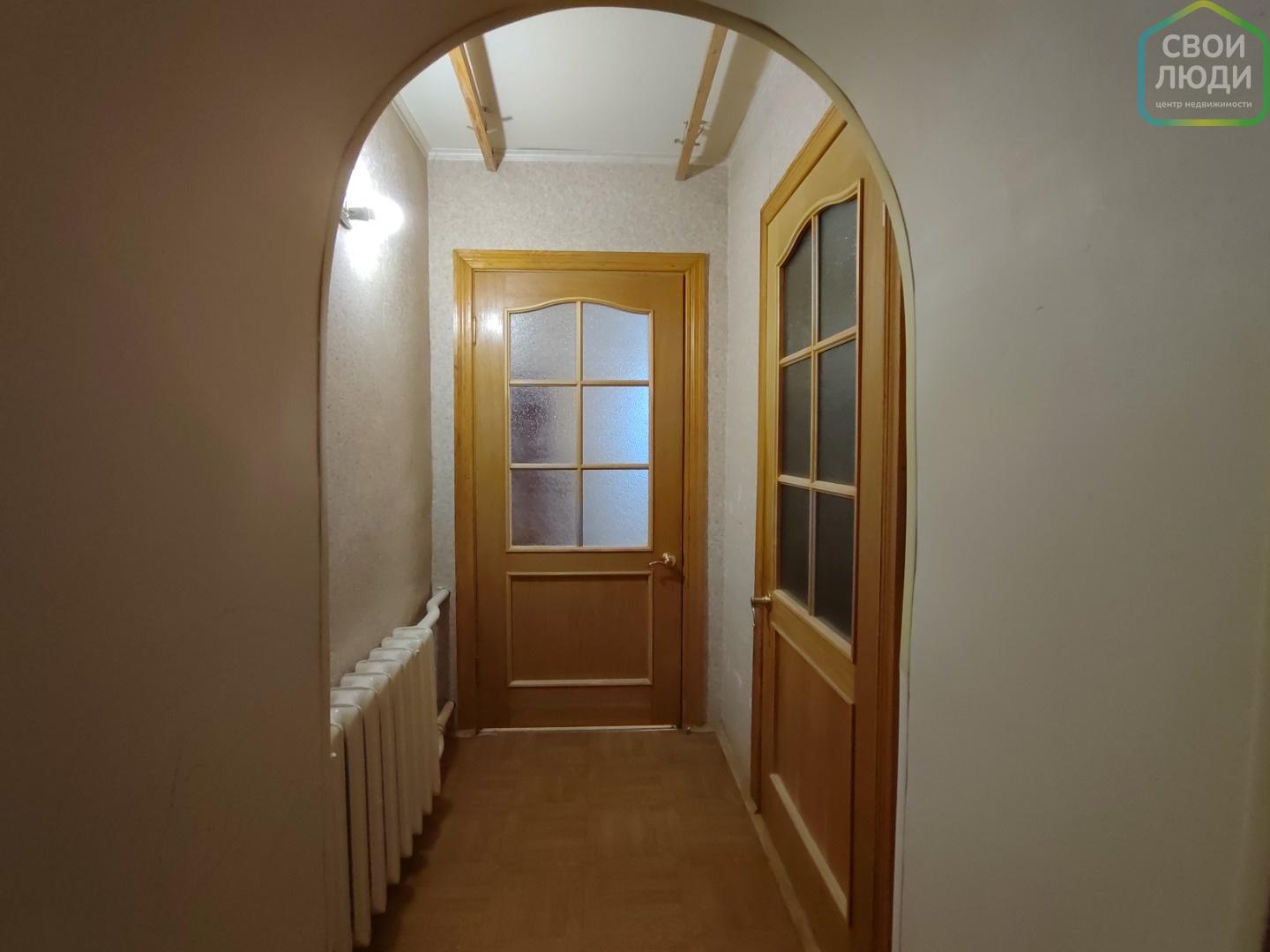 Продается светлая просторная  2-xкомнатная квартира в кирпичном доме на ул. Бирюзова !

 Квартира общей площадью 46,3 м. кв. расположена на втором этаже девятиэтажного дома. Просторный коридор, уютная кухня  (6 м. кв.), две комнаты правильной формы (17,0 м. кв. и 11,0 м .кв.).  В квартире есть комна